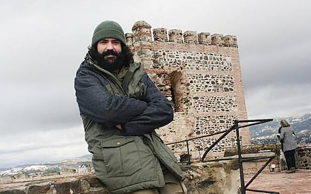 Regino Hernández posa para SUR el pasado mes de diciembre en el castillo de Sohail. 