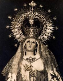 Imagen secundaria 2 - Vía crucis en 1946. Salida de la Hermandad de las Penas desde la iglesia de San José en los años cuarenta. Antigua imagen de la Virgen de la Trinidad en el año 1943.