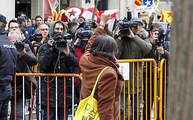 Apoyo a Mireia Boya en la puerta del TS.