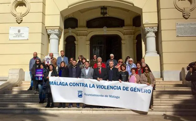 Minuto de silencio a las puertas del Ayuntamiento de Málaga. 