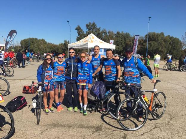 Integrantes del Triatlón Rincón de la Victoria Tuk Tuk Noodles. :: sur
