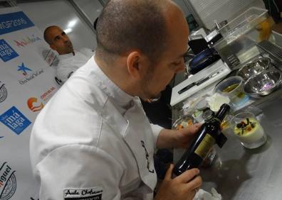 Imagen secundaria 1 - Turista observa un ejemplar de acebuche en Monda. Daniel García Peinado defiende el uso del aceite de acebuchina. Acebuchinas. 