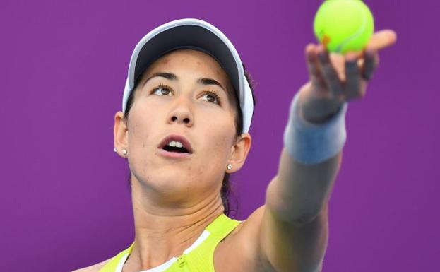 Garbiñe Muguruza se dispone a sacar. 