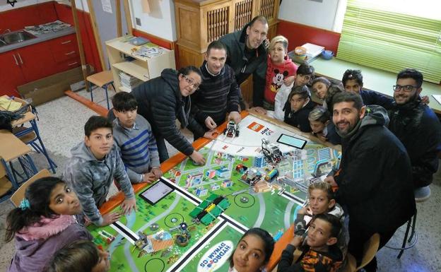 Alumnos y profesores del María de la O se preparan para la competición de mañana. 
