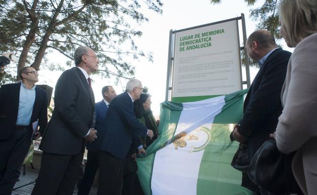 Momento de la inauguración del monolito. 