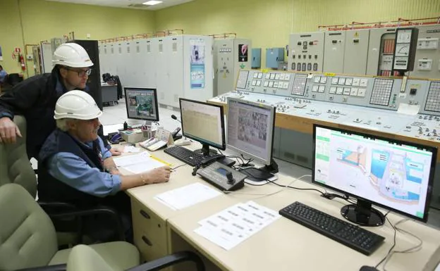 Imagen principal - Técnicos trabajan en la sala de control de la central hidroeléctrica