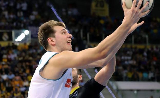 Luka Doncic, en una acción ante Kostas Vasileiadis. 