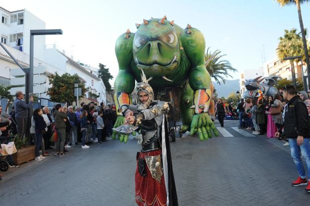 Dragones y caballeros se integraron en el colorido desfile.