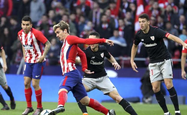 Griezmann, rodeado de jugadores del Athletic. 