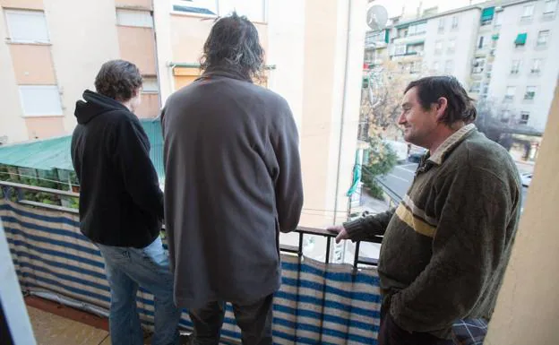 Alejandro, Pedro y Joaquín, en el piso solidario donde viven.