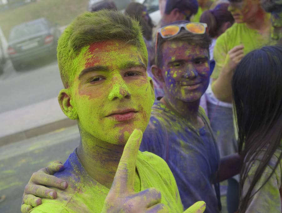 El deporte y la diversión se unen en esta fiesta en la que los corredores son cubiertos por toneladas de polvo de colores