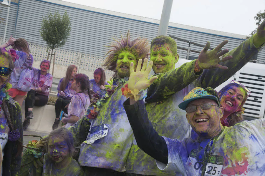 El deporte y la diversión se unen en esta fiesta en la que los corredores son cubiertos por toneladas de polvo de colores