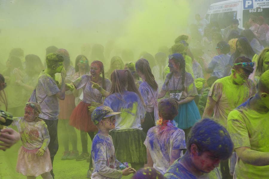 El deporte y la diversión se unen en esta fiesta en la que los corredores son cubiertos por toneladas de polvo de colores