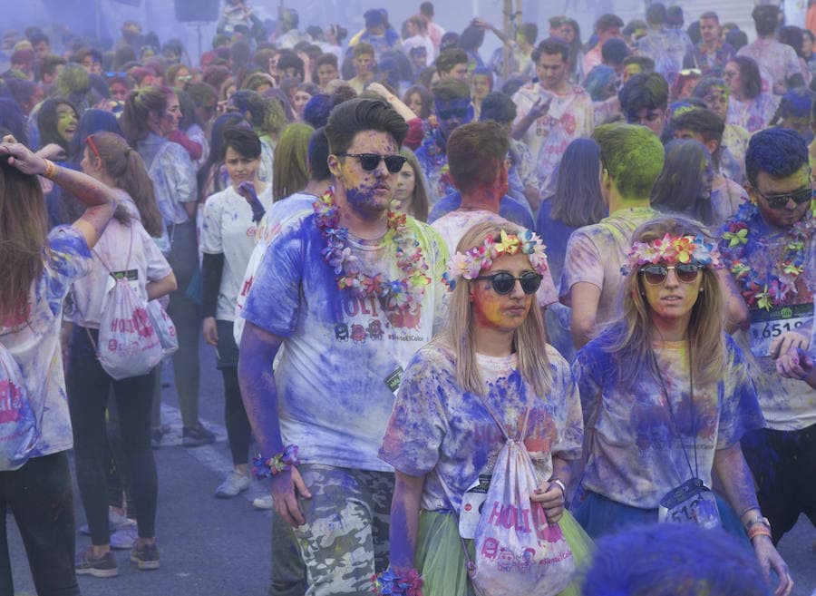 El deporte y la diversión se unen en esta fiesta en la que los corredores son cubiertos por toneladas de polvo de colores