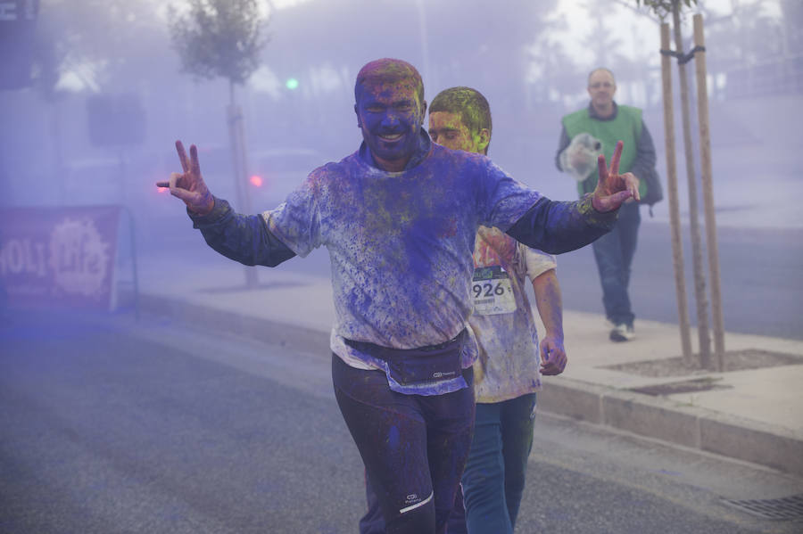 El deporte y la diversión se unen en esta fiesta en la que los corredores son cubiertos por toneladas de polvo de colores