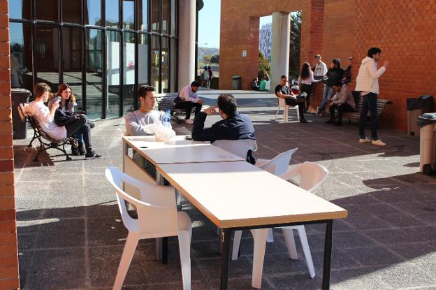 LA BIBLIOTECA GENERAL INSTALA MESAS Y SILLAS AL AIRE LIBRE