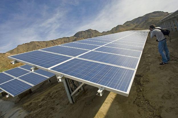 Planta fotovoltaica en Almería. :: efe