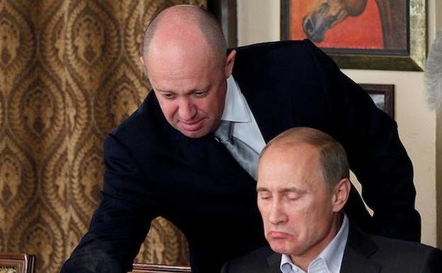 Prigozhin (i), en un acto junto a Putin. 