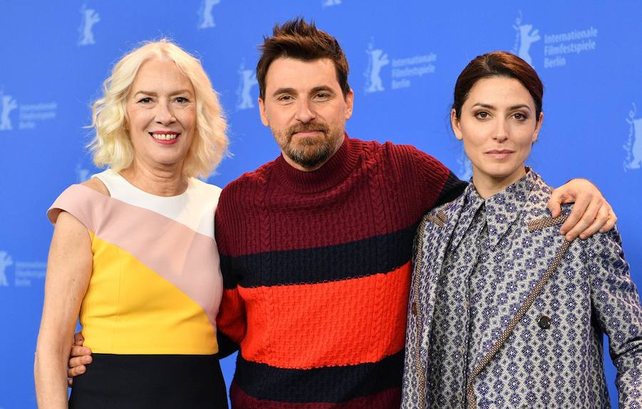 El director malagueño posó con las actrices Bárbara Lennie y Susi Sánchez