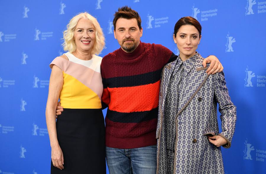 El director malagueño posó con las actrices Bárbara Lennie y Susi Sánchez