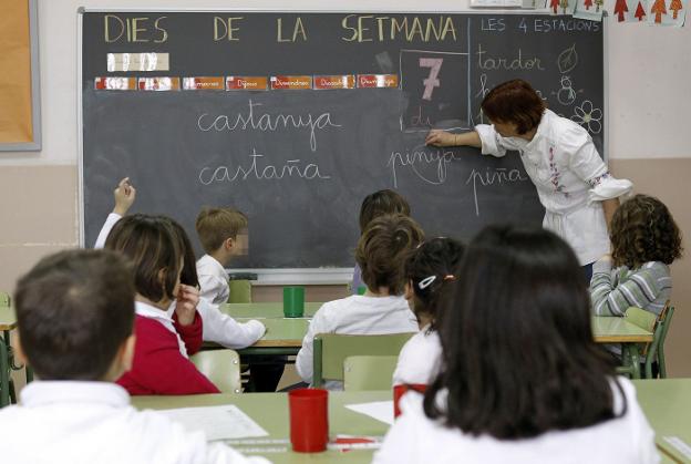Una maestra imparte clase a niños de Primaria en El Masnou (Barcelona). :: ALBERT GEA / reuters