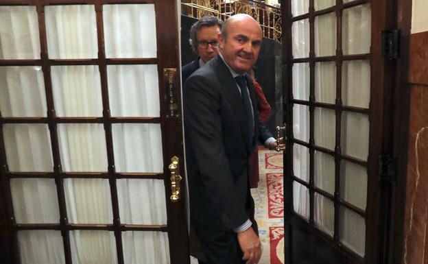 El ministro de Economía, Luis de Guindos, tras el pleno celebrado hoy en el Congreso. 