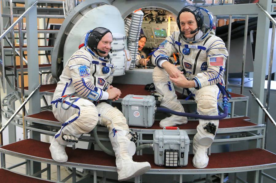 El cosmonauta de Roscosmos Oleg Artemyev , astronautas de la NASA Andrew Feustel y Richard Arnold, asisten al entrenamiento de calificación final para su próxima misión espacial en Star City cerca de Moscú.