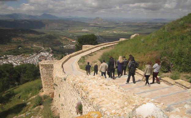 Paseo por la fortaleza de Archidona.
