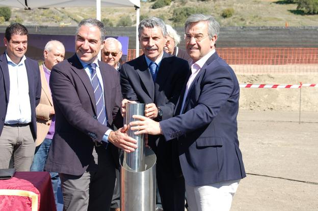 Colocan la primera piedra del estadio de atletismo de Estepona homologado para pruebas oficiales