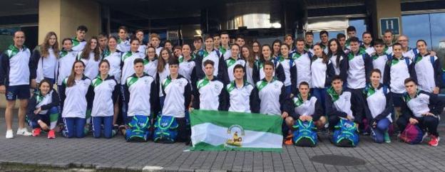 Las selecciones andaluzas de natación júnior e infantil lograron veintiséis medallas. :: sur
