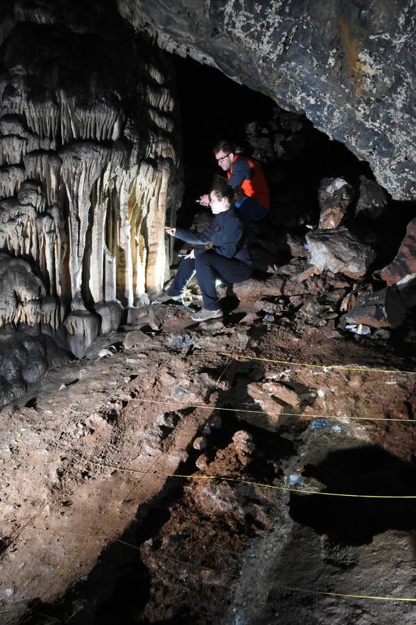 Zona con pinturas paleoliticas arcaicas junto a las excavaciones arqueológicas