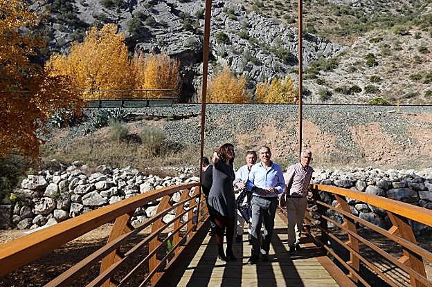 En diciembre se inauguró un nuevo puente de acceso a la Cueva del Gato. :: v. melgar