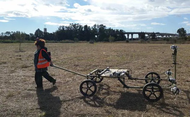 Uno de los carros utilizados por el Instituto Andaluz de Geofísica para rastrear el subsuelo del Cerro del Villar. 