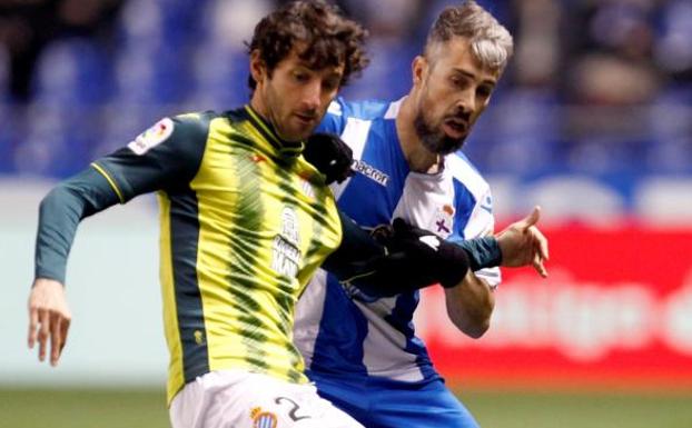 Granero disputa un balón con Luisinho. 