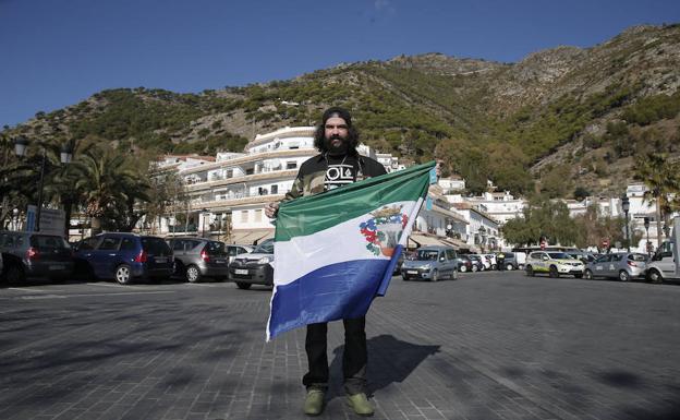 Regino Hernández lució orgulloso la bandera de Mijas durante toda la mañana. 