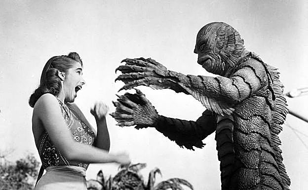 Imagen principal - Similitudes. Arriba, dos momentos de ‘La mujer y el monstruo’ (’La criatura de la Laguna Negra’ en el original). Junto a estas líneas, Milicent Patrick, diseñadora del extraño ser. En la otra página, dos fotogramas de ‘La forma del agua’, de Guillermo del Toro