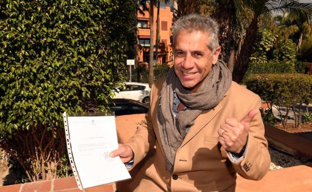 Francisco Campo con el informe de Interpol en el que se le comunica que su archivo ha sido borrado.