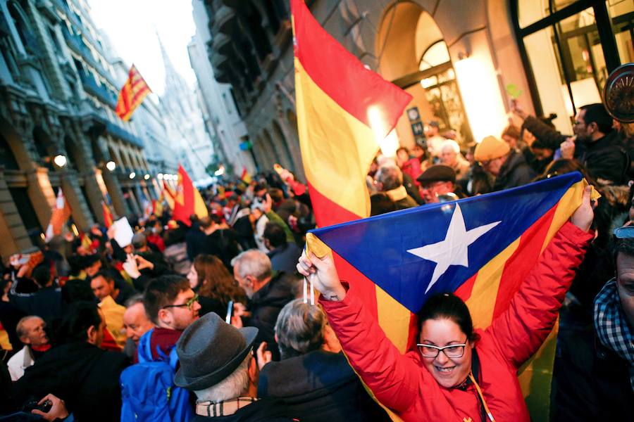 Los Mossos han bloqueado con furgonetas los principales accesos al Palau de la Música de Barcelona, donde está prevista la asistencia de Felipe VI en la cena de bienvenida al Congreso Mundial de Móviles (MWC), para frenar a los manifestantes independentistas, lo que ha generado empujones y algunos rifirrafes.