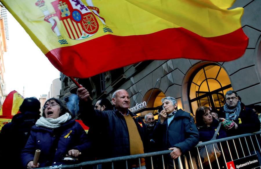 Los Mossos han bloqueado con furgonetas los principales accesos al Palau de la Música de Barcelona, donde está prevista la asistencia de Felipe VI en la cena de bienvenida al Congreso Mundial de Móviles (MWC), para frenar a los manifestantes independentistas, lo que ha generado empujones y algunos rifirrafes.