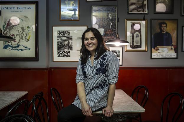 La escritora Elvira Valgañón, fotografiada en el café Bretón de  Logroño. :: justo rodríguez