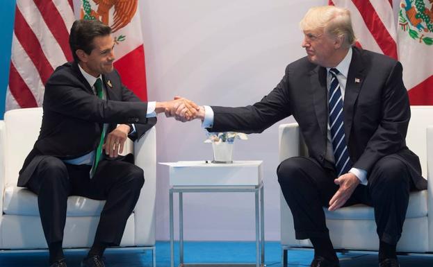 Peña Nieto saluda a Trump en una reunión de 2017. 