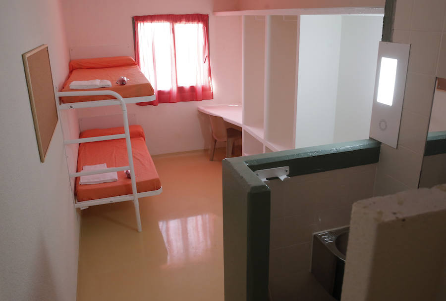 El centro penitenciario Málaga II, ubicado en Archidona, tiene 1.008 celdas en las que se pueden internar en torno a 2.000 reclusos. 