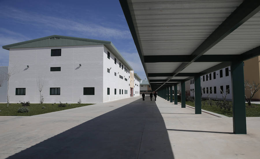 El centro penitenciario Málaga II, ubicado en Archidona, tiene 1.008 celdas en las que se pueden internar en torno a 2.000 reclusos. 