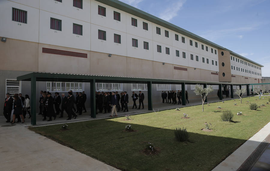 El centro penitenciario Málaga II, ubicado en Archidona, tiene 1.008 celdas en las que se pueden internar en torno a 2.000 reclusos. 
