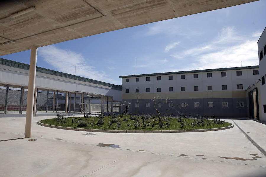 El centro penitenciario Málaga II, ubicado en Archidona, tiene 1.008 celdas en las que se pueden internar en torno a 2.000 reclusos. 