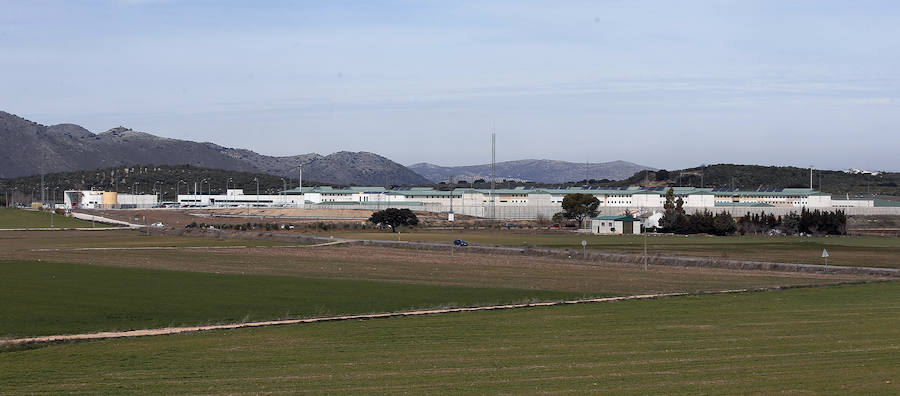 El centro penitenciario Málaga II, ubicado en Archidona, tiene 1.008 celdas en las que se pueden internar en torno a 2.000 reclusos. 