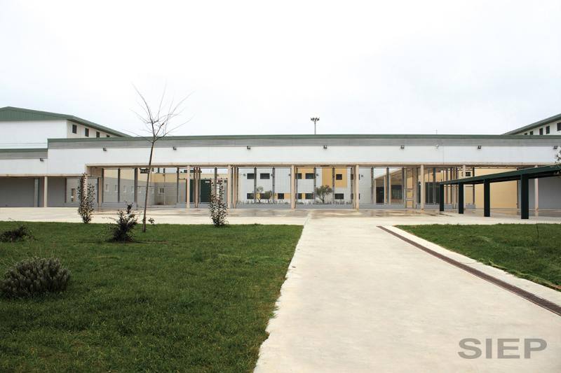 El centro penitenciario Málaga II, ubicado en Archidona, tiene 1.008 celdas en las que se pueden internar en torno a 2.000 reclusos. 