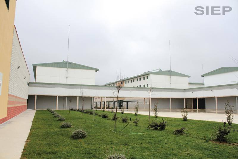 El centro penitenciario Málaga II, ubicado en Archidona, tiene 1.008 celdas en las que se pueden internar en torno a 2.000 reclusos. 
