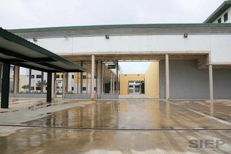 El centro penitenciario Málaga II, ubicado en Archidona, tiene 1.008 celdas en las que se pueden internar en torno a 2.000 reclusos. 