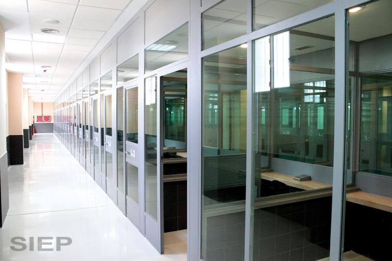 El centro penitenciario Málaga II, ubicado en Archidona, tiene 1.008 celdas en las que se pueden internar en torno a 2.000 reclusos. 